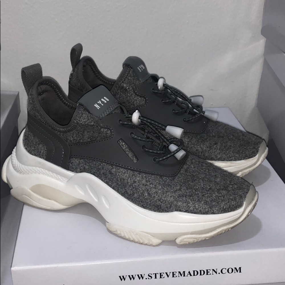 STEVE MADDEN SNEAKERS